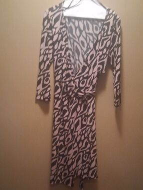 Tahari By Arthur Levine Wrap Dress with Black and Brown Abstract Print Size 4